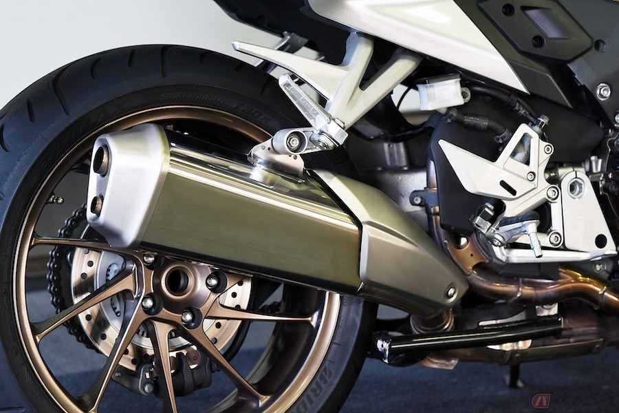 ホンダ Vfr800f 胸の空く高回転の伸びが味わえるものの ハイパーvテックのおかげで扱いやすい バイクのニュース