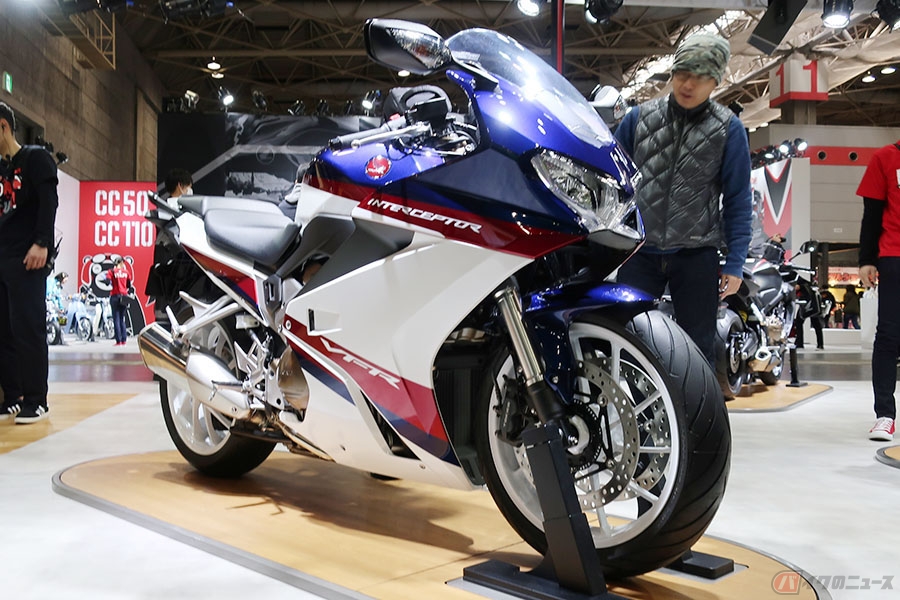 ホンダ Vfr800f 胸の空く高回転の伸びが味わえるものの ハイパーvテックのおかげで扱いやすい バイクのニュース