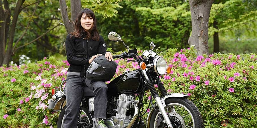 小野木里奈 ヤマハsr400に試乗 カタカタとしたエンジン音が可愛らしい一台 バイクのニュース