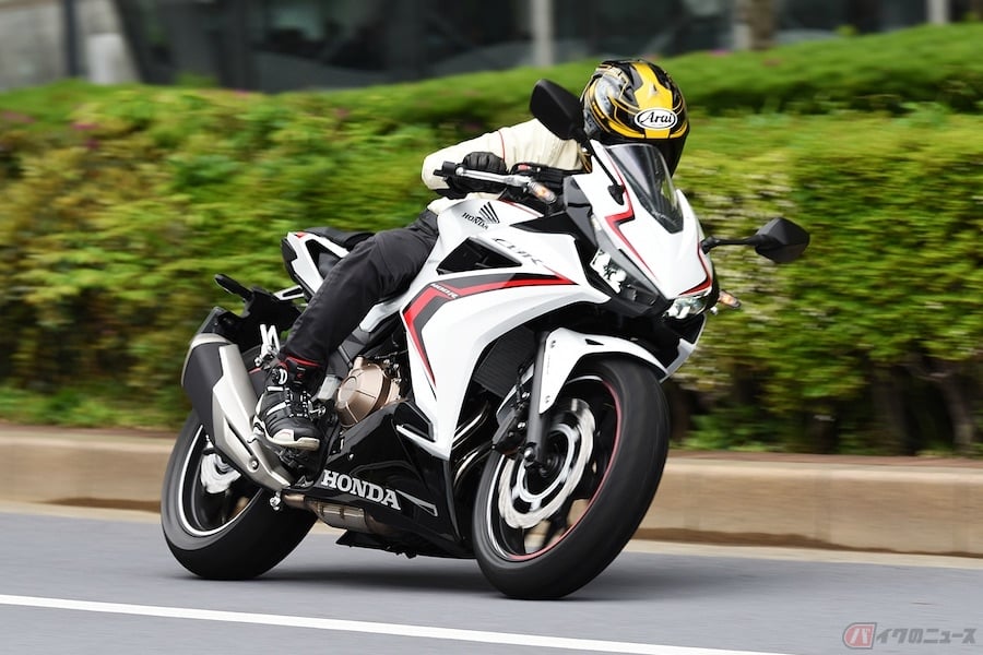 レーサーレプリカではない現代のホンダ「CBR400R」は、高揚感