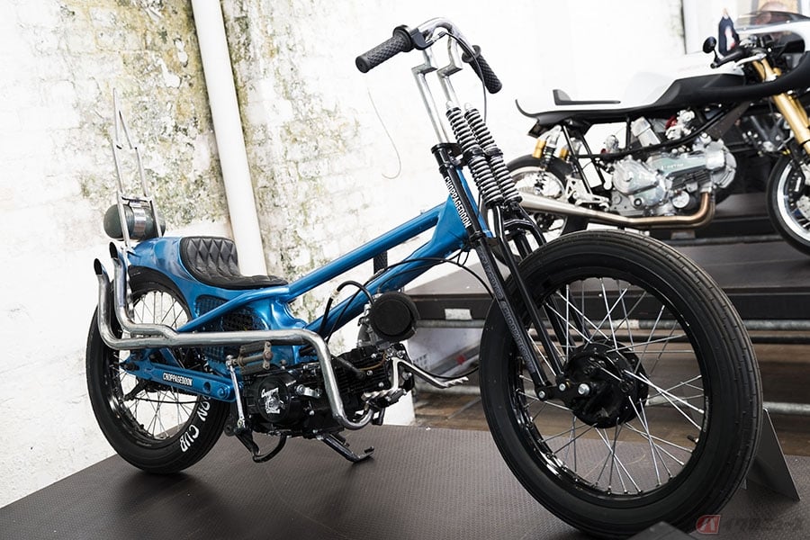 自転車なみにシンプルなホンダ「スーパーカブ」チョッパーをオーストラリアで発見 製作者がカブを素材に選んだワケとは | バイクのニュース