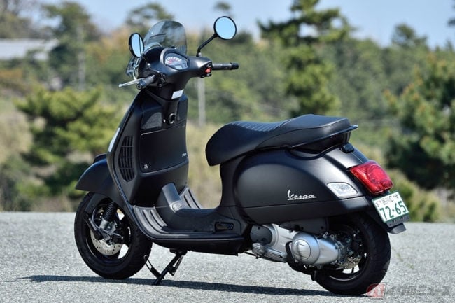 全身マットブラックで仕上げられたベスパ「GTSスーパー300ノッテ
