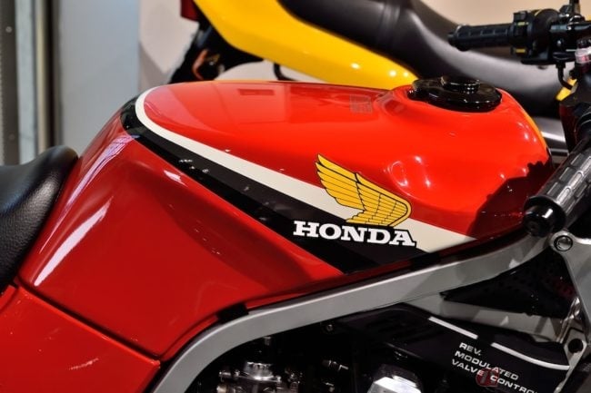 バイクブームにホンダが市場投入した「CBR400F」 80年代真夏の4