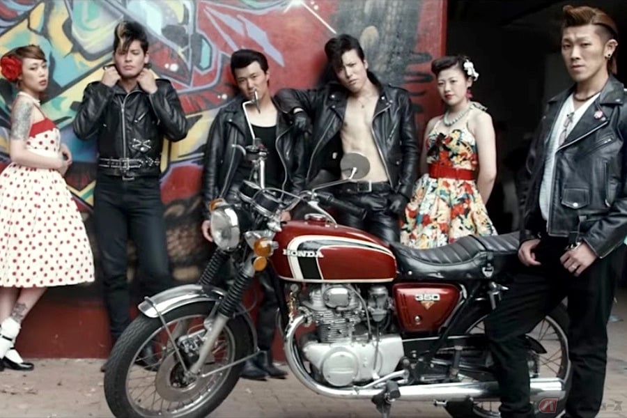 世界的人気ロックバンドがMVの題材とした「日本のロカビリー文化