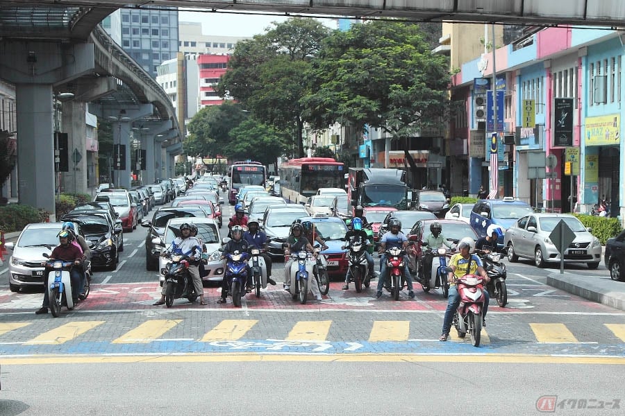 ジャケットを 後ろ前 で着るのはなぜ マレーシアの首都クアラルンプールで見た交通事情とは バイクのニュース