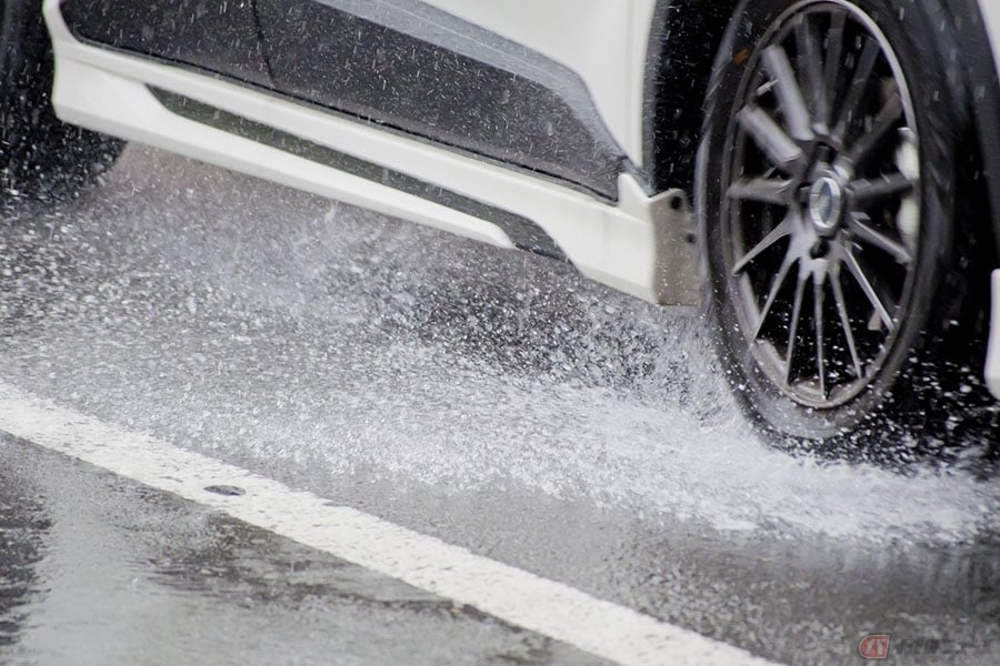 高速道路 大雨でも水がたまらないのはなぜ 19年から試験採用された 高機能舗装 とは バイクのニュース