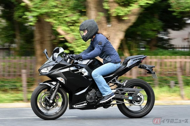 初心者は小さいバイクからスタートは正しい 大型と中型のカワサキ Ninja に乗ればその考えも覆る バイクのニュース