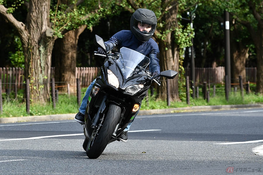 初心者は小さいバイクからスタートは正しい？ 大型と中型のカワサキ