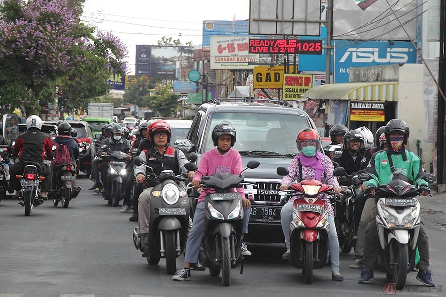 基本的にバイクの速度制限はナシ カオス でも譲り合いの精神を強く感じるインドネシアの交通事情とは バイクのニュース 基本的にバイクの速度制限はナシ カオス でも譲り合いの精神を強く感じるインドネシアの交通事情とは バイクのニュース