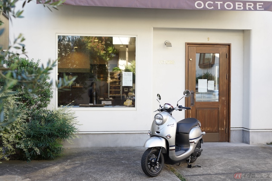 坂が多くて道が細い！ 美味しいスイーツ店探しは、原付スクーター