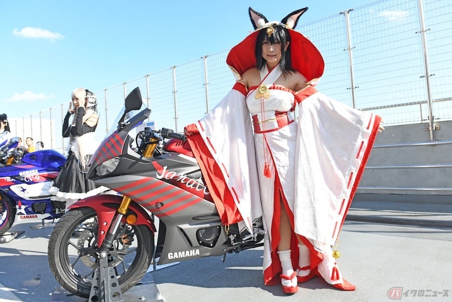 アズールレーンの衣装を纏った人気コスプレイヤーとコラボしたアズレン仕様の Yzf R25 バイクのニュース アズールレーンの衣装を纏った人気コスプレイヤーとコラボしたアズレン仕様の Yzf R25 バイクのニュース