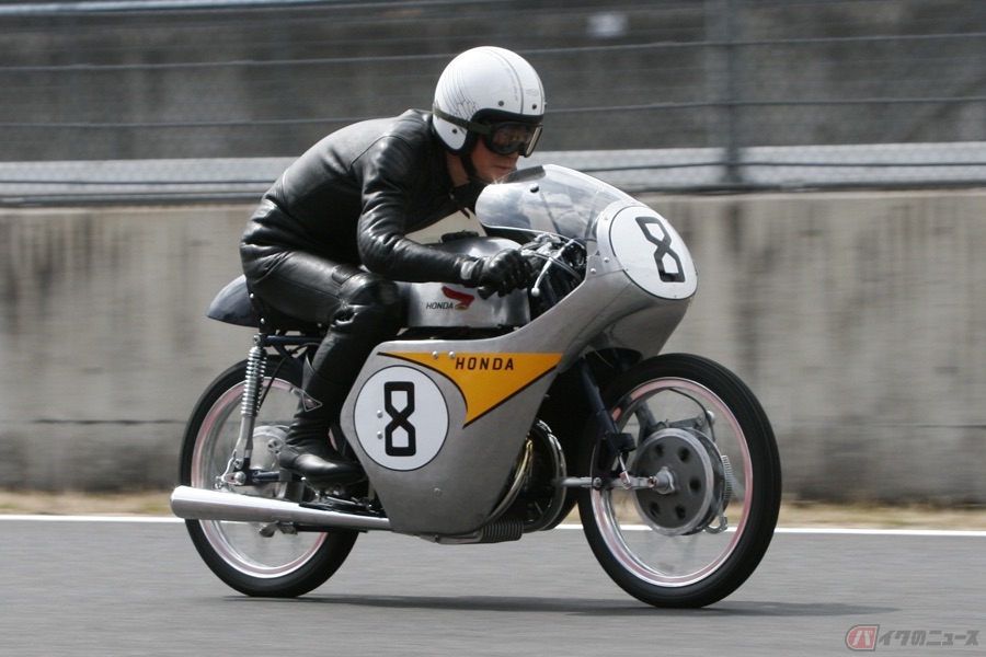 本田宗一郎のマン島出場宣言から5年で参戦 ホンダttレーサー Rc142 とは バイクのニュース