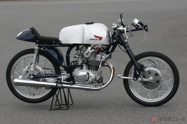 本田宗一郎のマン島出場宣言から5年で参戦 ホンダttレーサー Rc142 とは バイクのニュース