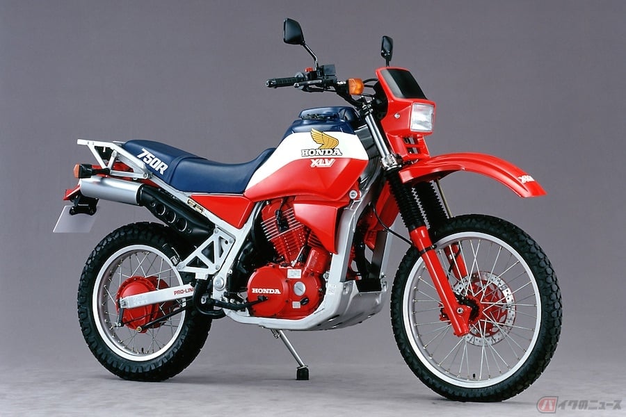 パリダカ挑戦初期に限定発売された Xlv750r はワークスカラーを纏ったホンダの意欲作だった バイクのニュース