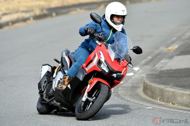 ホンダ新型 Adv150 に乗って実感 身長160cmの女性ライダーが見たバイクらしい楽しさとは バイクのニュース