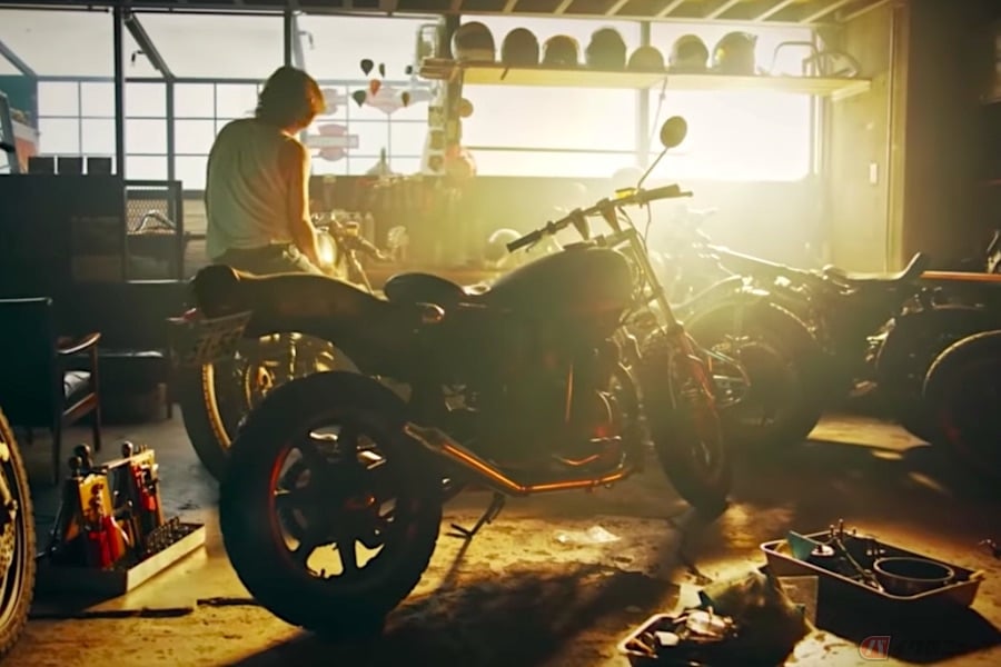 浅井健一が愛車に跨がり 東京の夜を駆け抜ける Metallic Mercedes バイクのニュース 浅井健一が愛車に跨がり 東京の夜を駆け抜ける Metallic Mercedes バイクのニュース