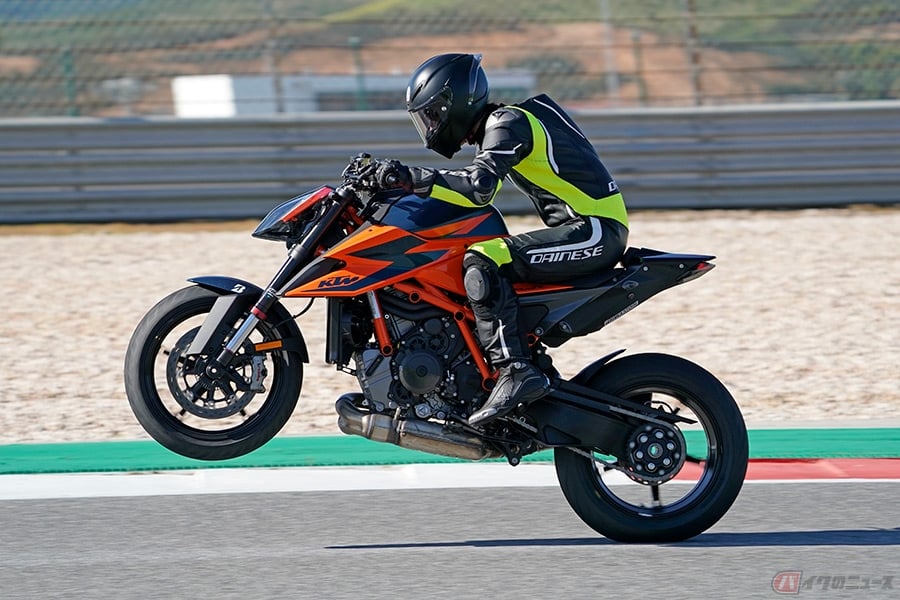 排気量1301ccの水冷vツインエンジンを搭載するktmのハイパーネイキッドバイクが扱いやすい 年型 1290スーパーデュークr に乗る バイクのニュース