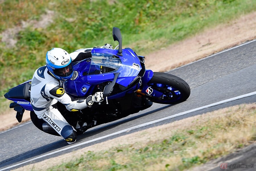 冷えた路面でフルバンク ブリヂストンの最新ハイグリップラジアルタイヤ Rs11 の性能は 年3月16日発売 バイクのニュース 冷えた路面でフルバンク ブリヂストンの最新ハイグリップラジアルタイヤ Rs11 の性能は 年3月16日発売 バイクのニュース