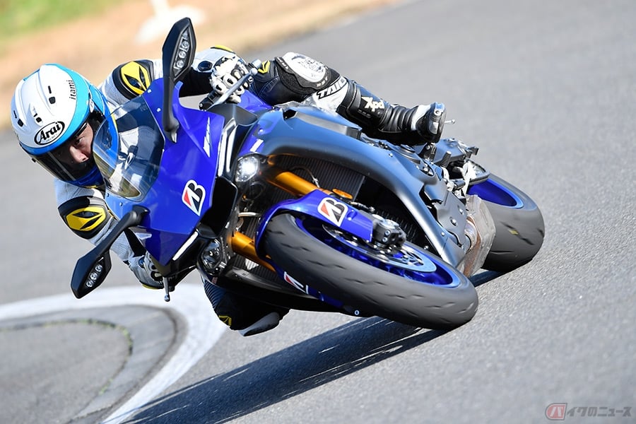 冷えた路面でフルバンク ブリヂストンの最新ハイグリップラジアルタイヤ Rs11 の性能は 年3月16日発売 バイクのニュース 冷えた路面でフルバンク ブリヂストンの最新ハイグリップラジアルタイヤ Rs11 の性能は 年3月16日発売 バイクのニュース