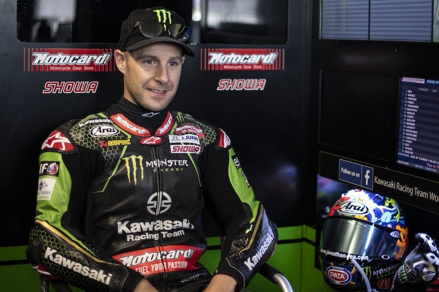 5年連続スーパーバイク世界王者、カワサキのジョナサン・レイが“トイレットペーパー・リフティング”に見事成功!