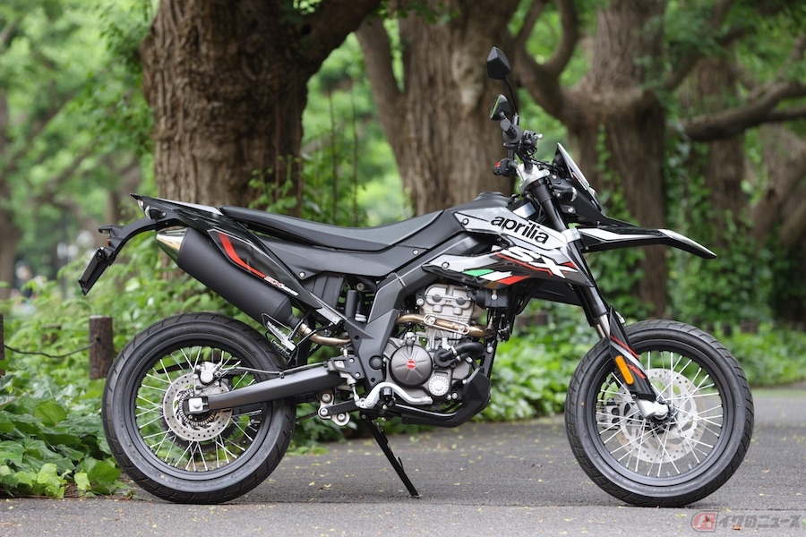 ナンバー付き本格モタード！ アプリリア「SX125」は、オシャレに遊べて
