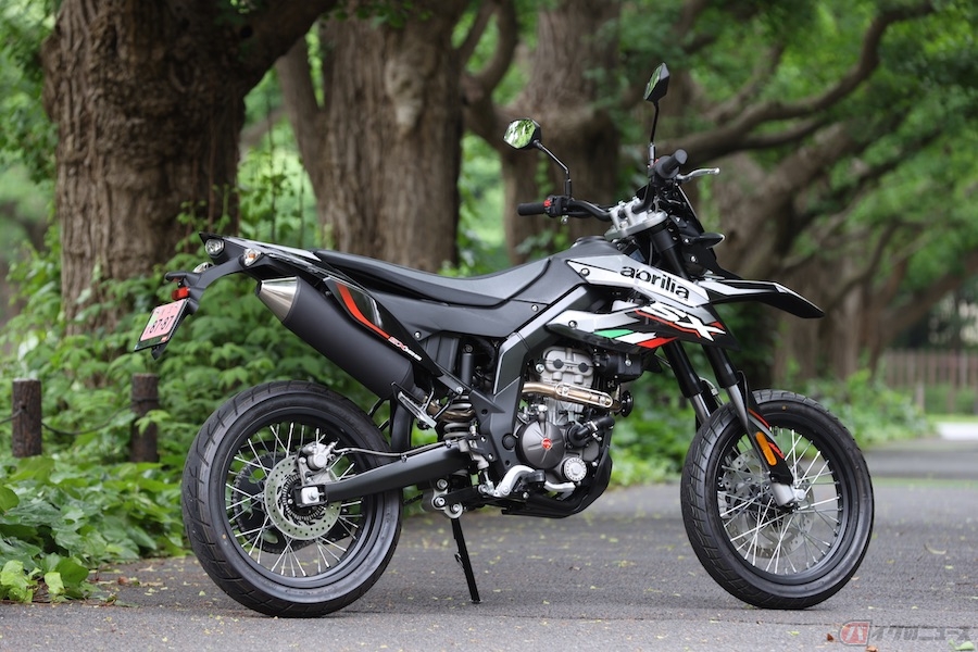 アプリリア　sx125 スーパーモト アプリリアの本格派125ccモタード『SX 125』を発売 | ピアッジオ