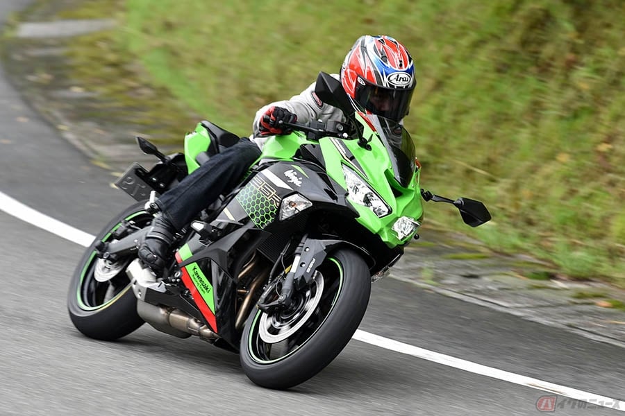 カワサキ Ninja Zx 25r の素顔はスポーティな街乗りバイク 話題の4気筒250ccモデルを公道試乗 バイクのニュース
