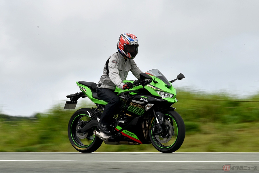 カワサキ「Ninja ZX-25R」の素顔はスポーティな街乗りバイク？ 話題の4