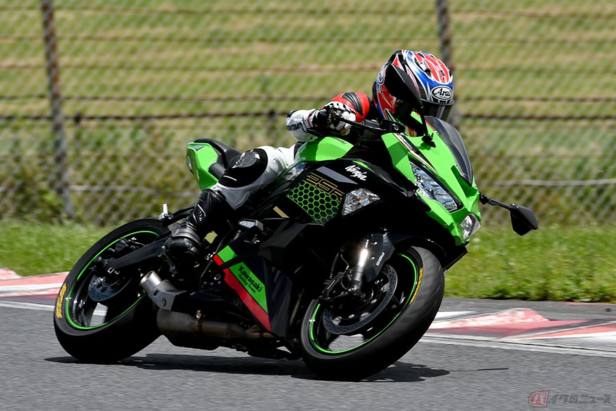 カワサキ「Ninja ZX-25R」は今日的なスポーツライディングの基本を学ば