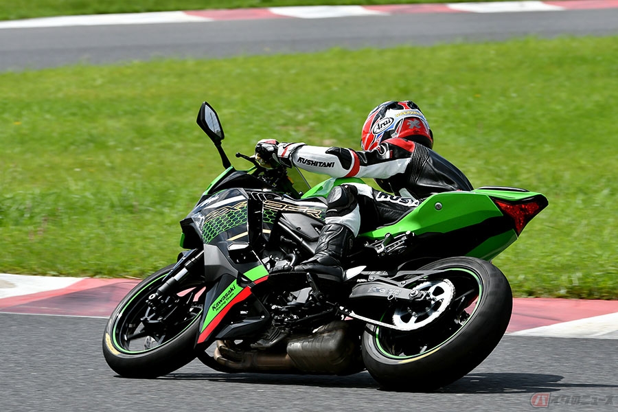 カワサキ「Ninja ZX-25R」は今日的なスポーツライディングの基本を学ば