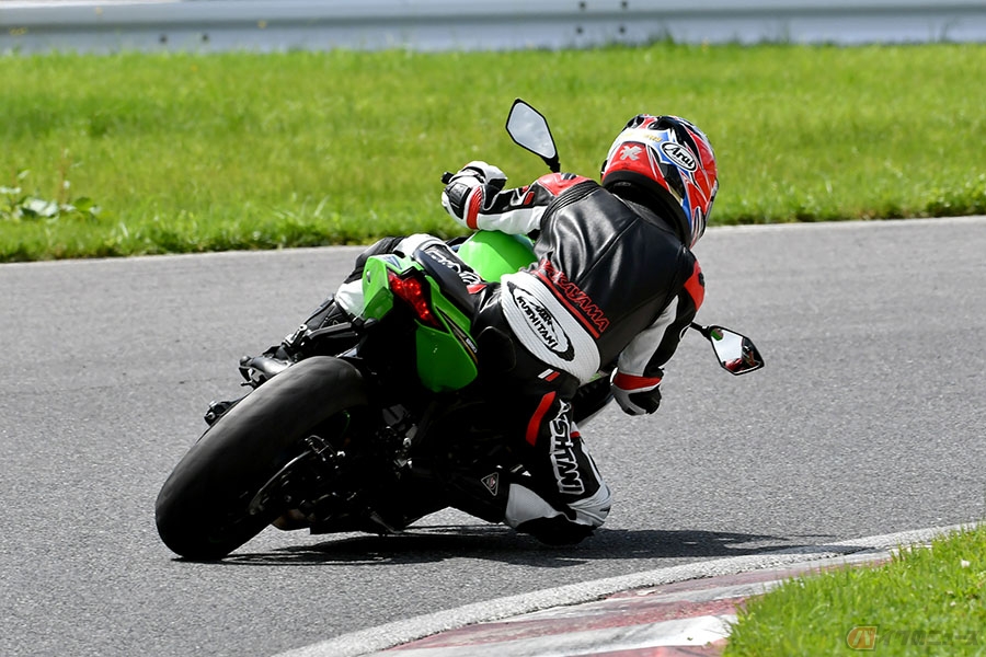 カワサキ「Ninja ZX-25R」は今日的なスポーツライディングの基本を学ば