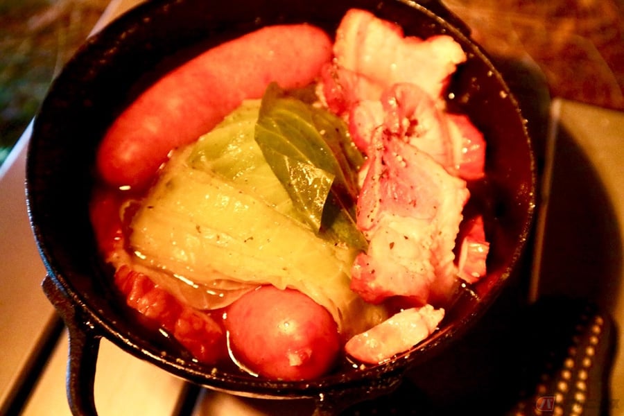 ミニダッチオーブンで キャベツの丸ごと煮 キャンプツーリングで悪魔的に美味しいキャンプ飯を作る バイクのニュース