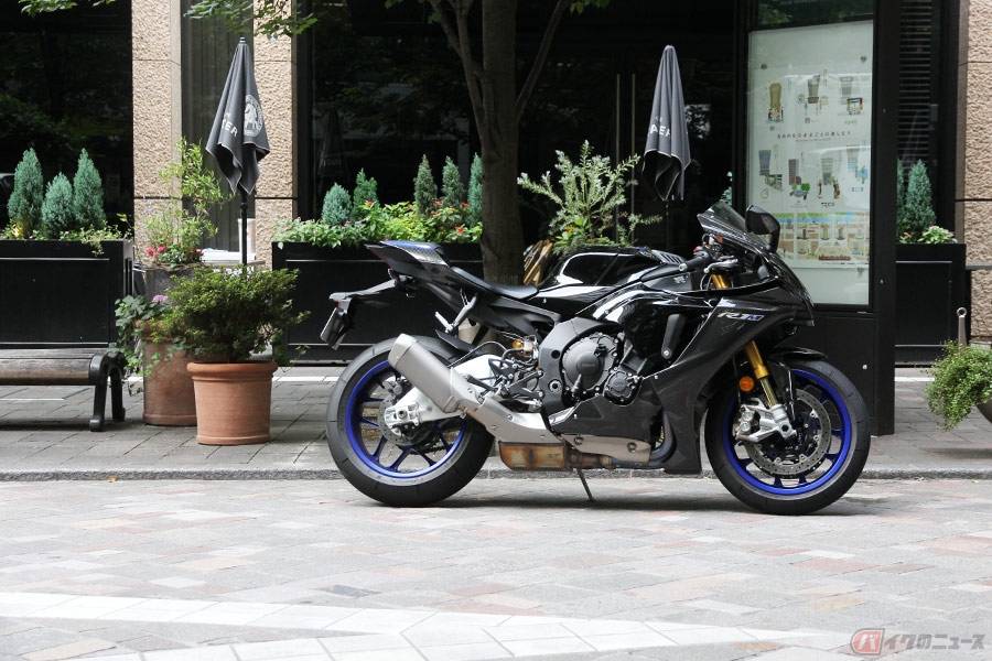 The 燃費 ヤマハのスーパースポーツ Yzf R1m をツーリングルートに解き放つ 0馬力級1000cc直4エンジンの燃費は バイクのニュース The 燃費 ヤマハのスーパースポーツ Yzf R1m をツーリングルートに解き放つ 0馬力級1000cc直4エンジンの燃費は バイクのニュース