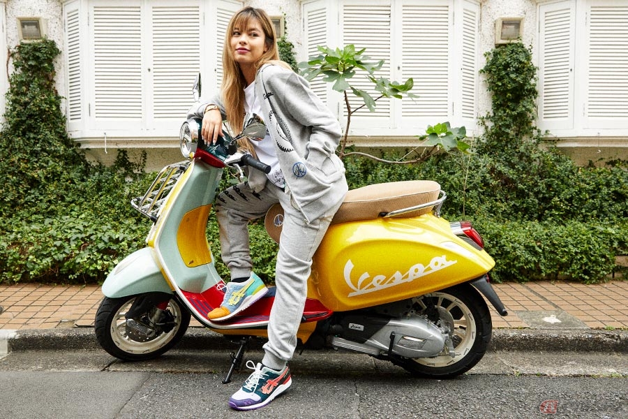 ベスパの新作アパレルコレクションが Atmos で期間限定発売 特別仕様車 プリマベーラ ショーン ワザースプーン の展示も バイクのニュース