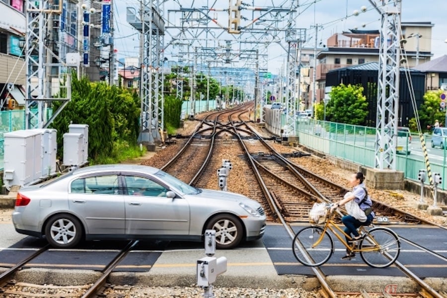 止まっ てる 車 に 自転車 が ぶつかっ てき た