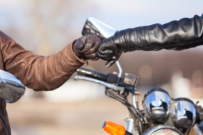 指先と手のひらひとつで安全走行 ライダーなら知っておきたいハンドサイン バイクのニュース 指先と手のひらひとつで安全走行 ライダーなら知っておきたいハンドサイン バイクのニュース