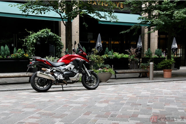 The 燃費 V型4気筒エンジンを搭載するホンダ Vfr800x 独創バルブ制御機構はツーリング性能にも貢献 バイクのニュース The 燃費 V型4気筒エンジンを搭載するホンダ Vfr800x 独創バルブ制御機構はツーリング性能にも貢献 バイクのニュース