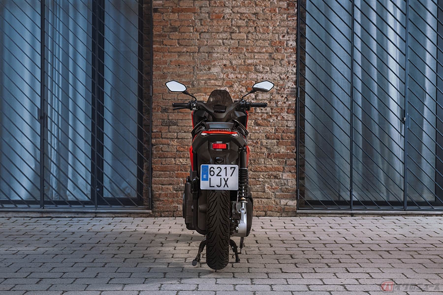 スペインSEAT MÓ「MÓ ESCOOTER 125」 個性的なバッテリー配置の電動