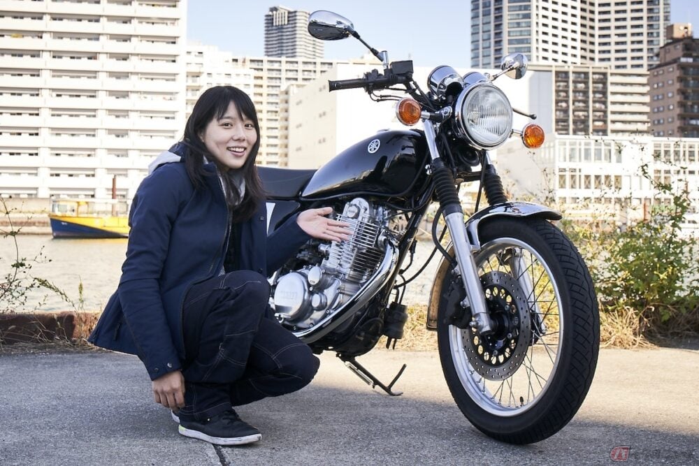 小野木里奈の 日和 は 長い歴史をもつヤマハ Sr400 に改めて試乗します バイクのニュース 小野木里奈の 日和 は 長い歴史をもつヤマハ Sr400 に改めて試乗します バイクのニュース