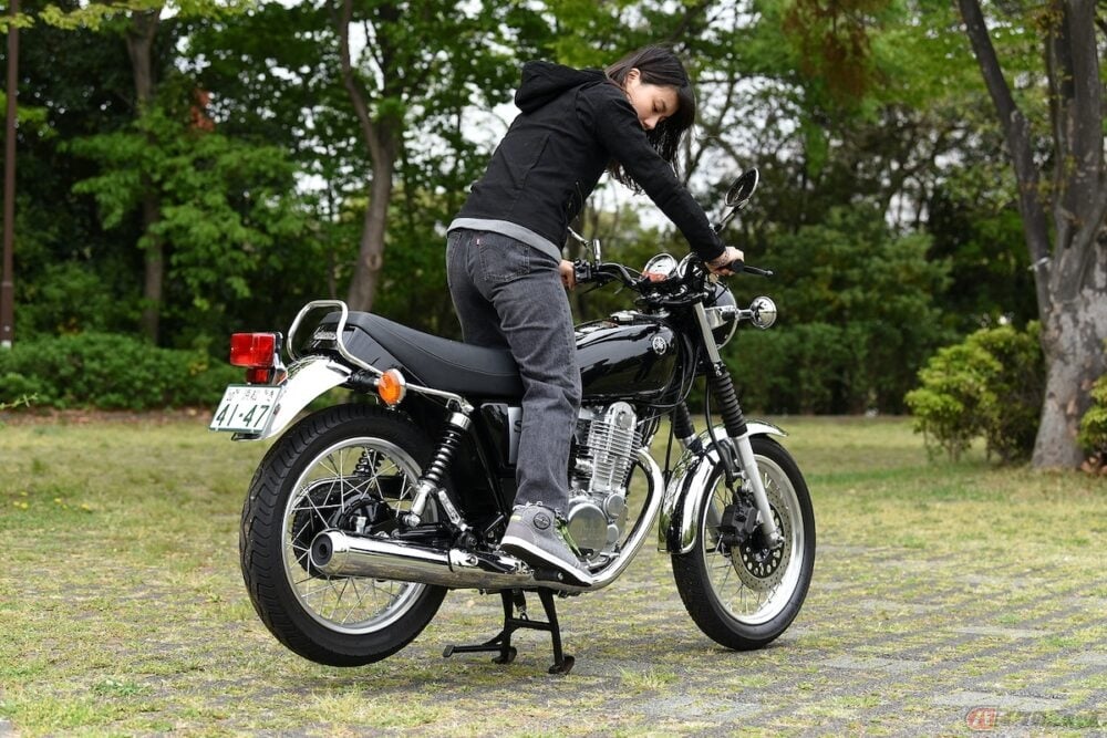 小野木里奈の 日和 は 長い歴史をもつヤマハ Sr400 に改めて試乗します バイクのニュース 小野木里奈の 日和 は 長い歴史をもつヤマハ Sr400 に改めて試乗します バイクのニュース