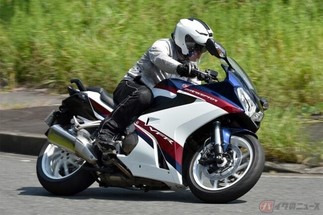 富士山ツーリングで実感 ホンダ Vfr800f は手抜きを感じさせない正統派ツアラーだった バイクのニュース 富士山ツーリングで実感 ホンダ Vfr800f は手抜きを感じさせない正統派ツアラーだった バイクのニュース