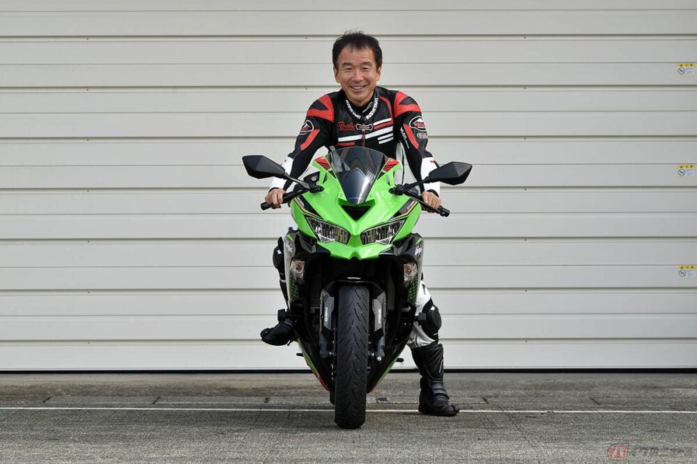 カワサキ Ninja Zx 25r 足つき性は 身長161cmのライダーでも楽々届く バイクのニュース カワサキ Ninja Zx 25r 足つき性は 身長161cmのライダーでも楽々届く バイクのニュース
