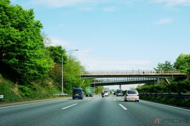 年末年始に途方に暮れそうな大渋滞に巻き込まれたら 知っておきたい高速渋滞時のバイクの乗り方 バイクのニュース 年末年始に途方に暮れそうな大渋滞に巻き込まれたら 知っておきたい高速渋滞時のバイクの乗り方 バイクのニュース