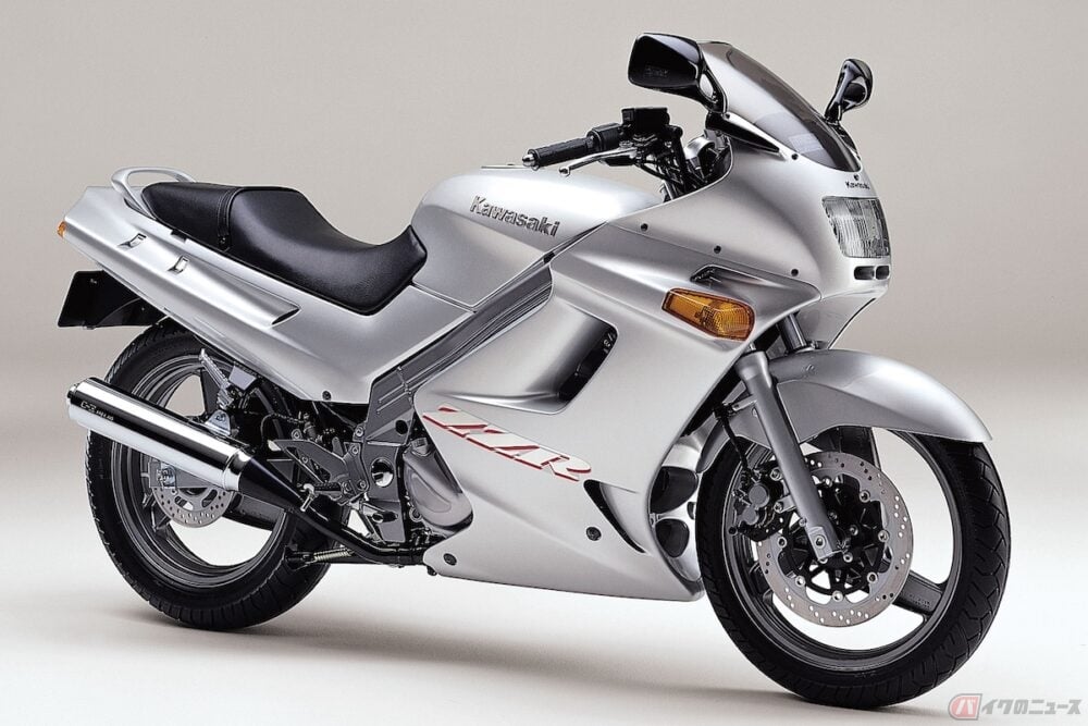 ド派手なカワサキ Zzr250 が東京の街を駆け抜ける スッキリしたい日は キル ビルvol 1 バイクのニュース ド派手なカワサキ Zzr250 が東京の街を駆け抜ける スッキリしたい日は キル ビルvol 1 バイクのニュース