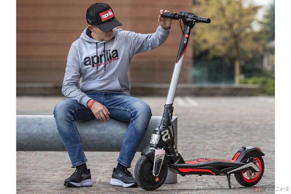 アプリリア Esr1 登場 10インチホイールのスポーティな電動キックボード バイクのニュース