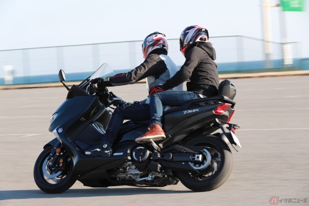 タンデム走行に向いているバイクとは 2人乗り時の交通ルールも確認 バイクのニュース タンデム走行に向いているバイクとは 2人乗り時の交通ルールも確認 バイクのニュース