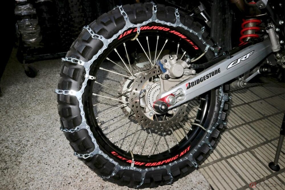 雪国で働くバイクの必須アイテム 遊び用途もあるバイク用タイヤ