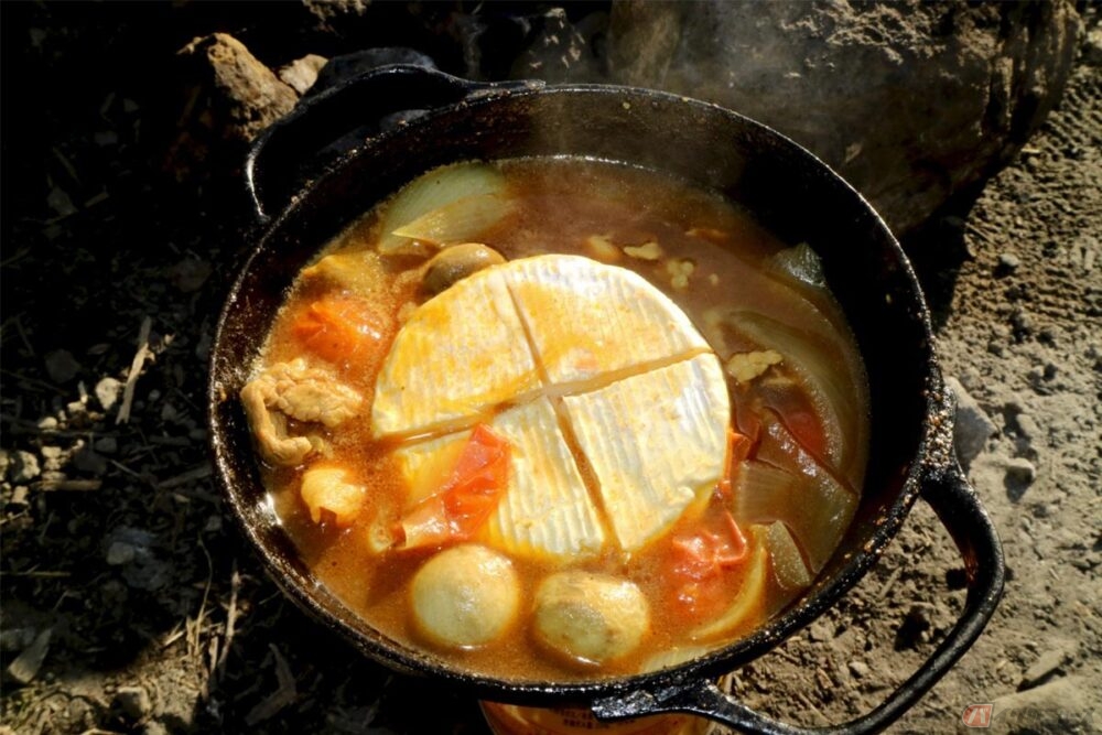季節がいっそう美味しくする 寒い季節のキャンプツーリングで チーズカレー鍋 を作ってみた バイクのニュース