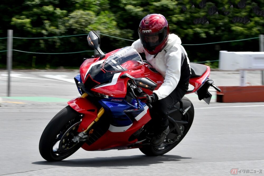スーパースポーツに憧れるママライダーが、218馬力で話題沸騰のホンダ
