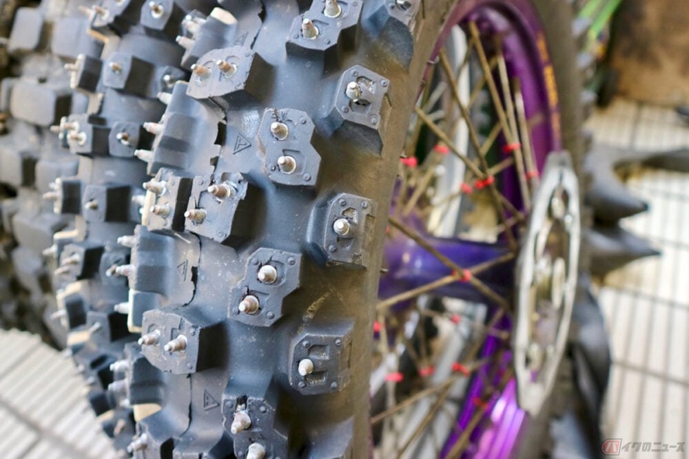 氷の上で威力を発揮するバイク用スパイクタイヤ 雪国で働くバイクのみならず遊び用途も バイクのニュース 氷の上で威力を発揮するバイク用スパイクタイヤ 雪国で働くバイクのみならず遊び用途も バイクのニュース